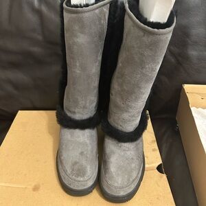 PreOwned Sunburt Uggs Gray Suede Boots with Black Fur Trim